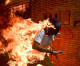 Fotografia anului ȋn presă – un bărbat fuge cuprins de flăcări